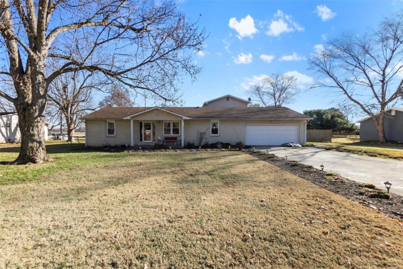 216 Sherrie Drive, Sikeston, Missouri 63801, 4 Bedrooms Bedrooms, 9 Rooms Rooms,4 BathroomsBathrooms,Residential,For Sale,Sherrie,MAR24076026