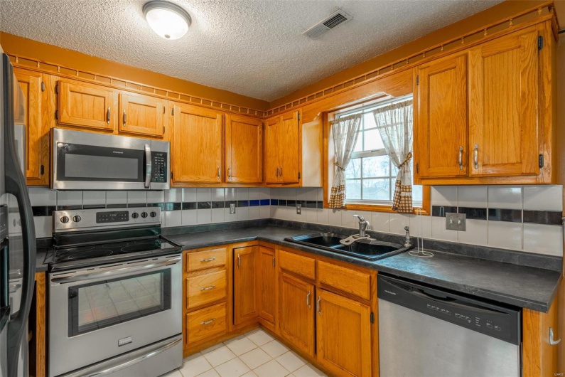 1202 Victoria Road, Poplar Bluff, Missouri 63901, 3 Bedrooms Bedrooms, 9 Rooms Rooms,2 BathroomsBathrooms,Residential,For Sale,Victoria,MAR24076440
