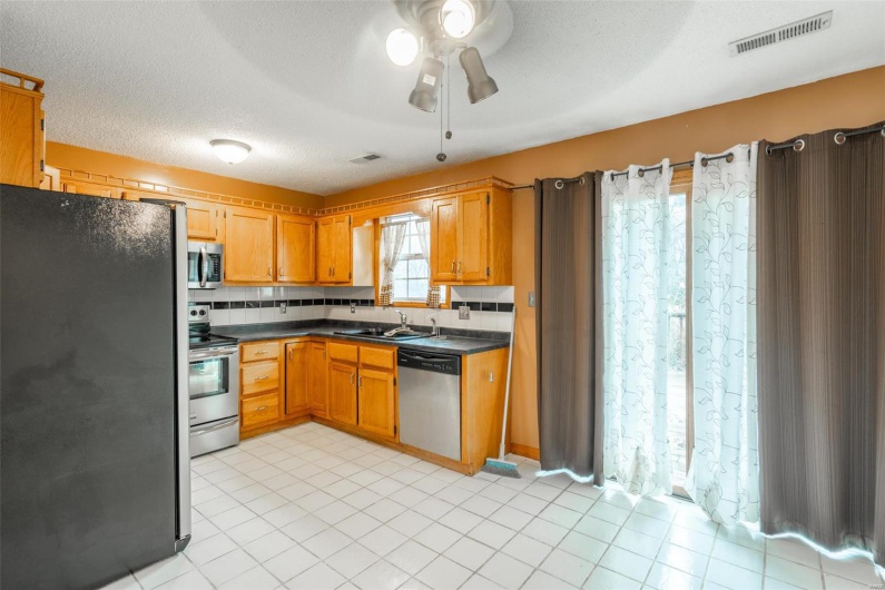 1202 Victoria Road, Poplar Bluff, Missouri 63901, 3 Bedrooms Bedrooms, 9 Rooms Rooms,2 BathroomsBathrooms,Residential,For Sale,Victoria,MAR24076440