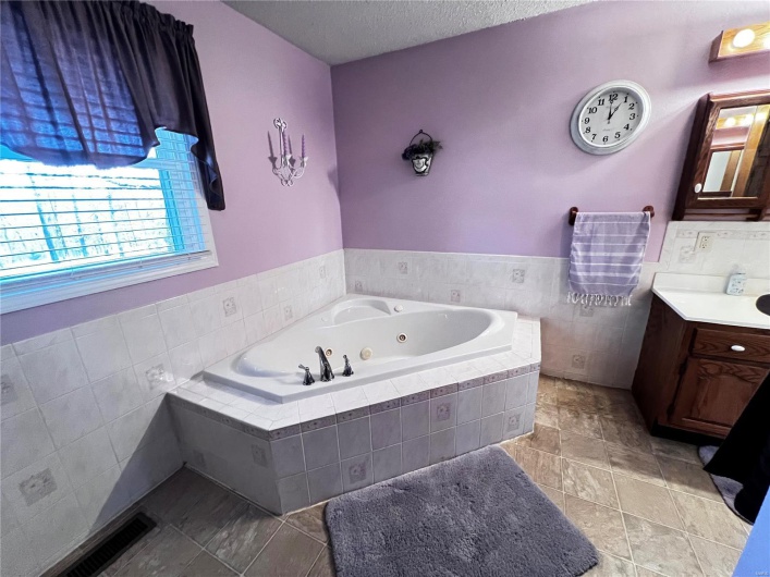 1034 Port Perry Drive, Perryville, Missouri 63775, 3 Bedrooms Bedrooms, 5 Rooms Rooms,3 BathroomsBathrooms,Residential,For Sale,Port Perry,MAR24078855