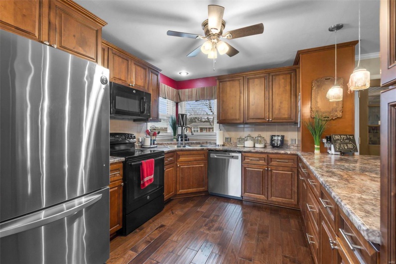 101 Winter Drive, Sikeston, Missouri 63801, 3 Bedrooms Bedrooms, 9 Rooms Rooms,3 BathroomsBathrooms,Residential,For Sale,Winter,MAR25000325