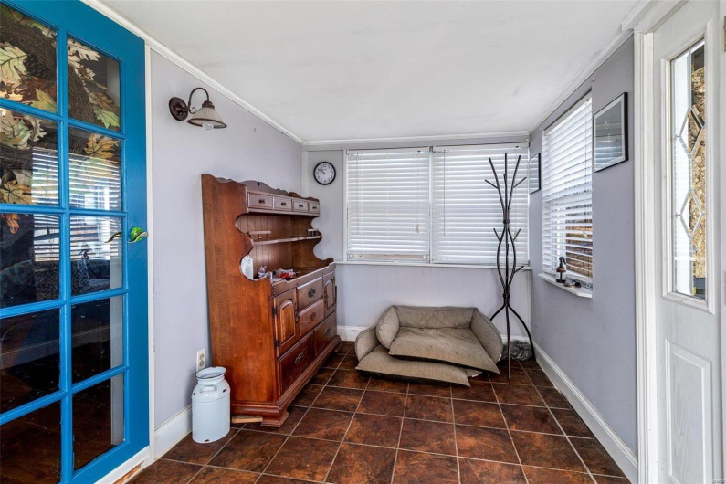 Living area with crown molding