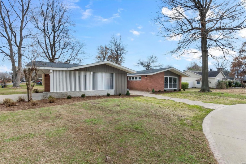 View of front of house featuring a front yard