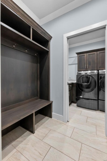 Mudroom with washing machine and dryer