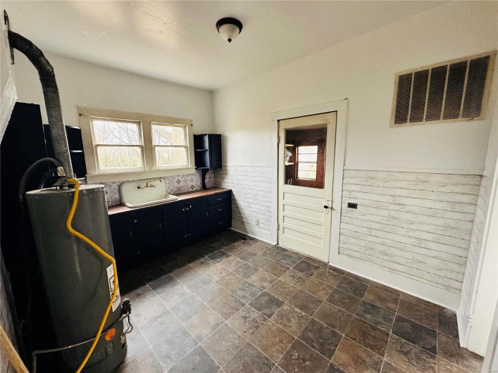412 E Howard, Malden, Missouri 63863, 3 Bedrooms Bedrooms, 7 Rooms Rooms,1 BathroomBathrooms,Residential,For Sale,E Howard,MAR25001100