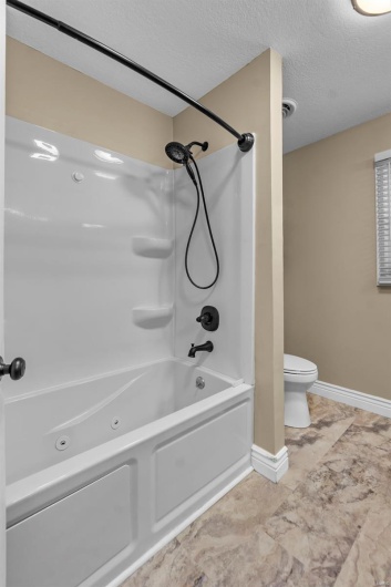 912 Westview Drive, Sikeston, Missouri 63801, 4 Bedrooms Bedrooms, 11 Rooms Rooms,2 BathroomsBathrooms,Residential,For Sale,Westview,MAR25001316