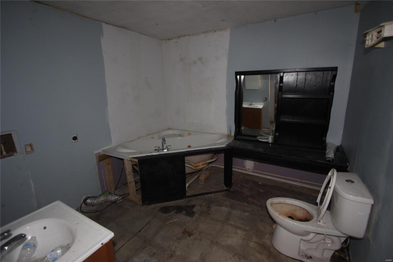 306 Mine La Motte Street, Fredericktown, Missouri 63645, 2 Bedrooms Bedrooms, 4 Rooms Rooms,1 BathroomBathrooms,Residential,For Sale,Mine La Motte,MAR25001567