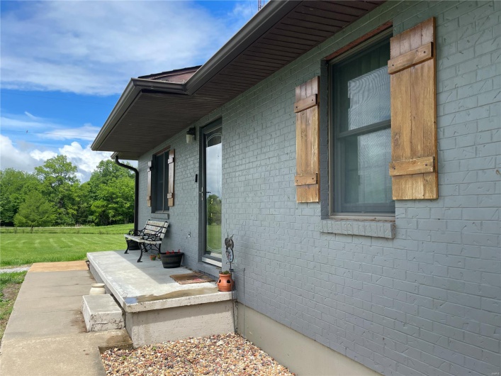 View of front facade featuring a front yard and a shingled roof