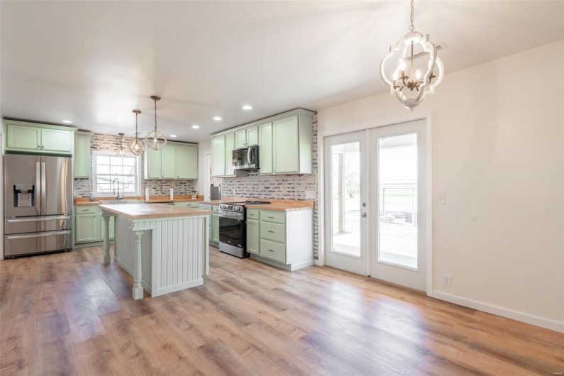 1102 Highway 142, Poplar Bluff, Missouri 63901, 2 Bedrooms Bedrooms, 8 Rooms Rooms,2 BathroomsBathrooms,Residential,For Sale,Highway 142,MAR25002146
