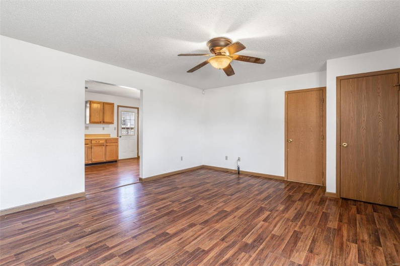 Unfurnished room featuring ceiling fan, dark hardwood / wood-style flooring, and a textured ceiling