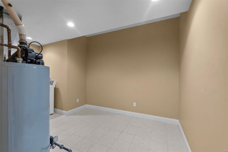 Utility room with washer / dryer and water heater