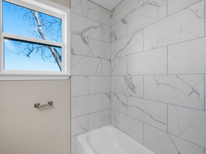 Bathroom featuring tiled shower / bath combo