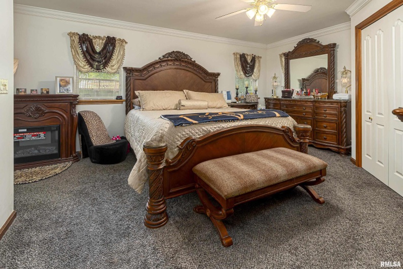 2372 LOGAN Street, Murphysboro, Illinois 62966, 4 Bedrooms Bedrooms, 0 ,3 BathroomsBathrooms,Residential,For Sale,LOGAN,0,RMAEB455163