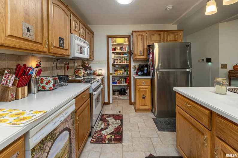 2372 LOGAN Street, Murphysboro, Illinois 62966, 4 Bedrooms Bedrooms, 0 ,3 BathroomsBathrooms,Residential,For Sale,LOGAN,0,RMAEB455163