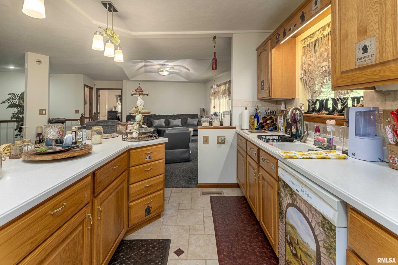 2372 LOGAN Street, Murphysboro, Illinois 62966, 4 Bedrooms Bedrooms, 0 ,3 BathroomsBathrooms,Residential,For Sale,LOGAN,0,RMAEB455163