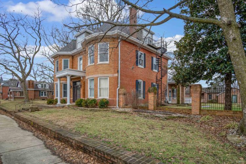 View of front of home featuring a front yard