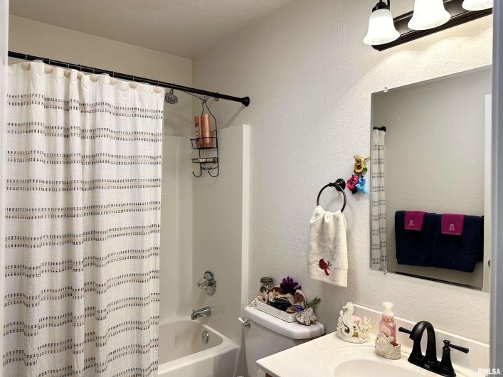 104 TOWNHOUSE Drive, Cambria, Illinois 62915, 3 Bedrooms Bedrooms, 0 ,2 BathroomsBathrooms,Residential,For Sale,TOWNHOUSE,0,RMAEB455685