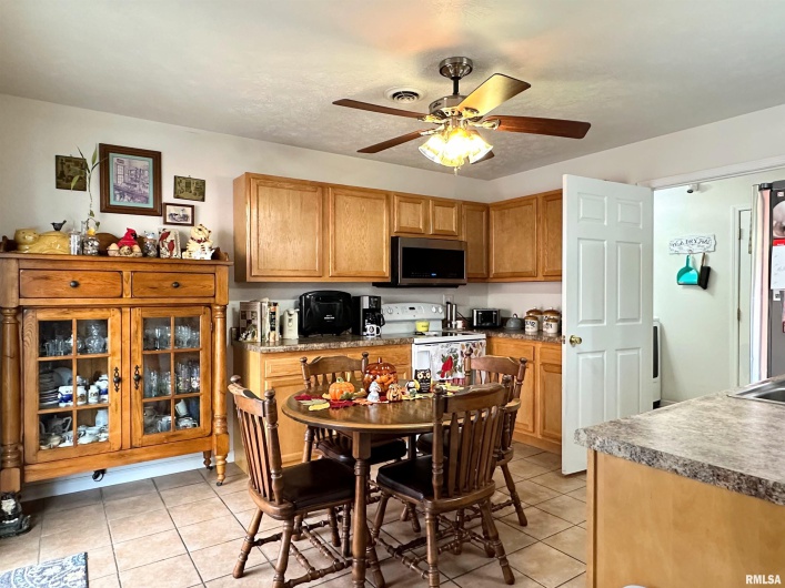 104 TOWNHOUSE Drive, Cambria, Illinois 62915, 3 Bedrooms Bedrooms, 0 ,2 BathroomsBathrooms,Residential,For Sale,TOWNHOUSE,0,RMAEB455685
