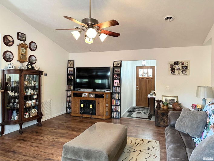 104 TOWNHOUSE Drive, Cambria, Illinois 62915, 3 Bedrooms Bedrooms, 0 ,2 BathroomsBathrooms,Residential,For Sale,TOWNHOUSE,0,RMAEB455685