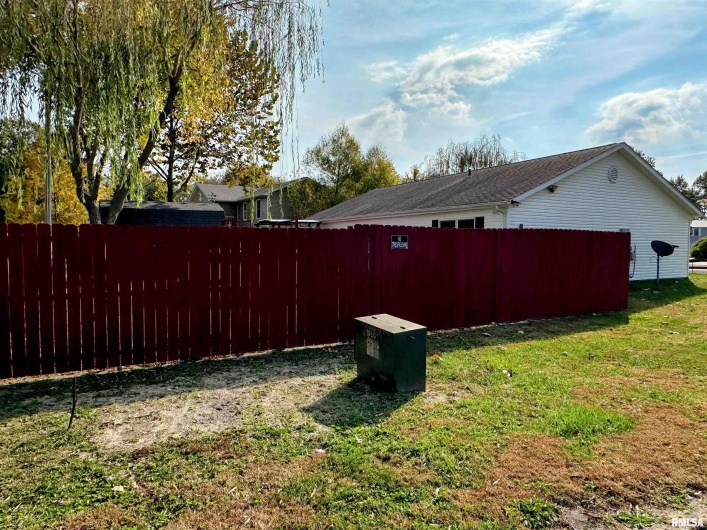 104 TOWNHOUSE Drive, Cambria, Illinois 62915, 3 Bedrooms Bedrooms, 0 ,2 BathroomsBathrooms,Residential,For Sale,TOWNHOUSE,0,RMAEB455685