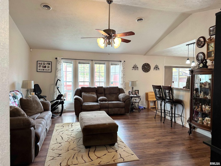104 TOWNHOUSE Drive, Cambria, Illinois 62915, 3 Bedrooms Bedrooms, 0 ,2 BathroomsBathrooms,Residential,For Sale,TOWNHOUSE,0,RMAEB455685