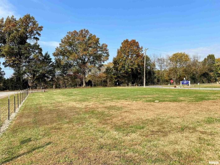 104 TOWNHOUSE Drive, Cambria, Illinois 62915, 3 Bedrooms Bedrooms, 0 ,2 BathroomsBathrooms,Residential,For Sale,TOWNHOUSE,0,RMAEB455685
