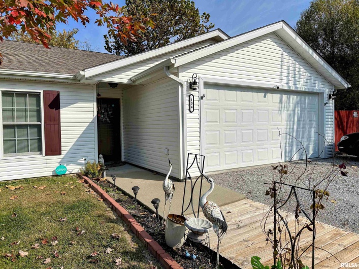 104 TOWNHOUSE Drive, Cambria, Illinois 62915, 3 Bedrooms Bedrooms, 0 ,2 BathroomsBathrooms,Residential,For Sale,TOWNHOUSE,0,RMAEB455685