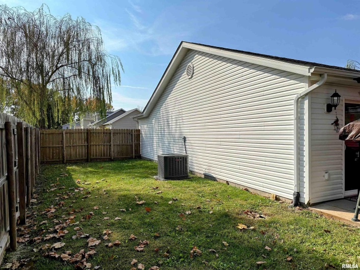 104 TOWNHOUSE Drive, Cambria, Illinois 62915, 3 Bedrooms Bedrooms, 0 ,2 BathroomsBathrooms,Residential,For Sale,TOWNHOUSE,0,RMAEB455685