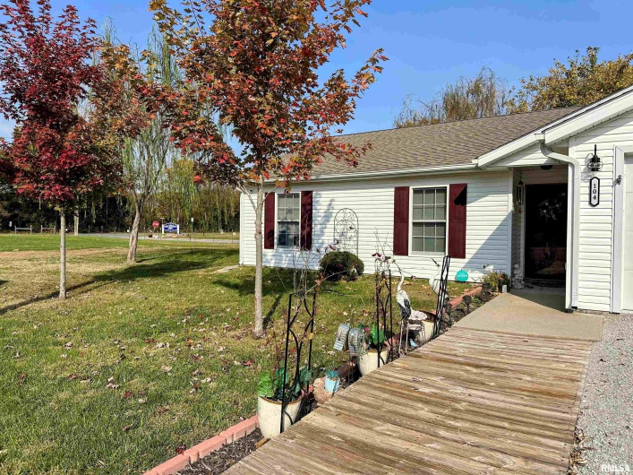104 TOWNHOUSE Drive, Cambria, Illinois 62915, 3 Bedrooms Bedrooms, 0 ,2 BathroomsBathrooms,Residential,For Sale,TOWNHOUSE,0,RMAEB455685