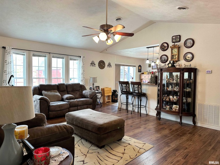 104 TOWNHOUSE Drive, Cambria, Illinois 62915, 3 Bedrooms Bedrooms, 0 ,2 BathroomsBathrooms,Residential,For Sale,TOWNHOUSE,0,RMAEB455685
