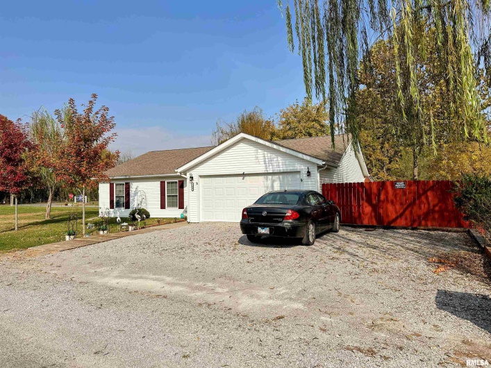 104 TOWNHOUSE Drive, Cambria, Illinois 62915, 3 Bedrooms Bedrooms, 0 ,2 BathroomsBathrooms,Residential,For Sale,TOWNHOUSE,0,RMAEB455685