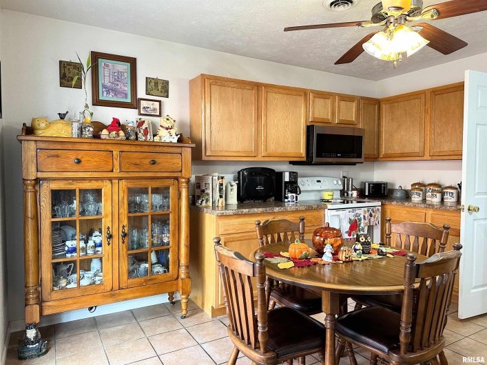 104 TOWNHOUSE Drive, Cambria, Illinois 62915, 3 Bedrooms Bedrooms, 0 ,2 BathroomsBathrooms,Residential,For Sale,TOWNHOUSE,0,RMAEB455685