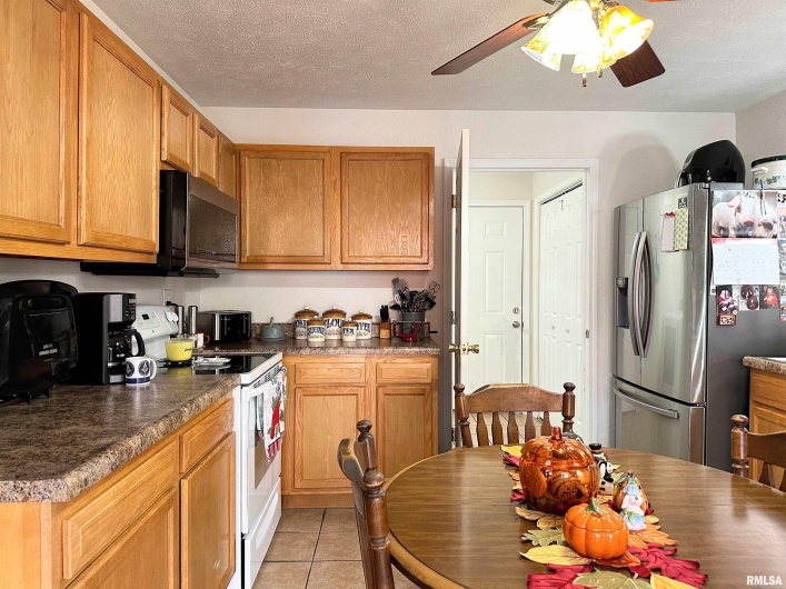 104 TOWNHOUSE Drive, Cambria, Illinois 62915, 3 Bedrooms Bedrooms, 0 ,2 BathroomsBathrooms,Residential,For Sale,TOWNHOUSE,0,RMAEB455685