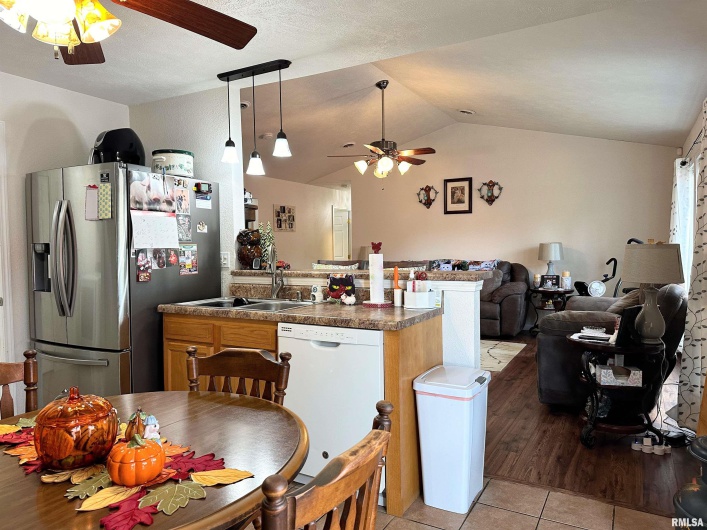 104 TOWNHOUSE Drive, Cambria, Illinois 62915, 3 Bedrooms Bedrooms, 0 ,2 BathroomsBathrooms,Residential,For Sale,TOWNHOUSE,0,RMAEB455685