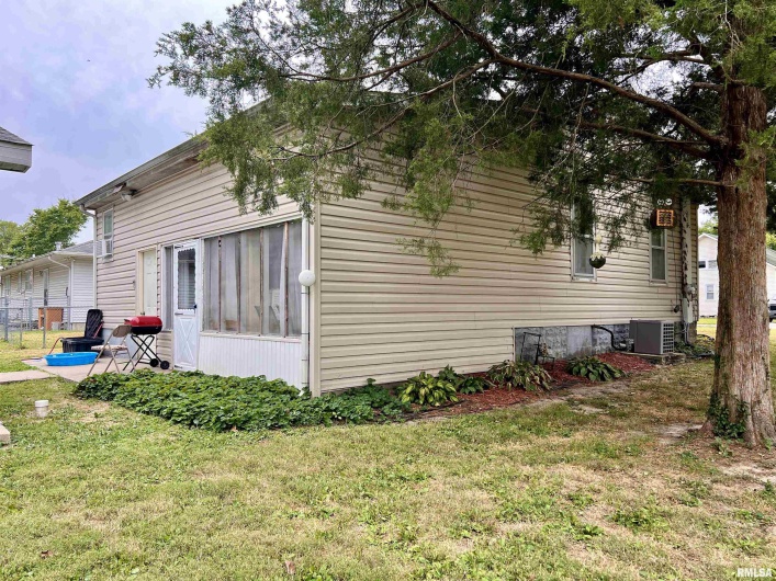 1106 11TH Street, Murphysboro, Illinois 62966, 2 Bedrooms Bedrooms, 0 ,1 BathroomBathrooms,Residential,For Sale,11TH,0,RMAEB455260