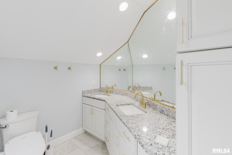 12225 Pebble Point Road, Marion, Illinois 62959, 4 Bedrooms Bedrooms, 0 ,4 BathroomsBathrooms,Residential,For Sale,Pebble Point,0,RMAEB456078