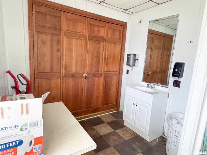 305 MAIN Street, Jonesboro, Illinois 62952, 0 , 0 ,0,Commercial Sale,For Sale,MAIN,0,RMAEB456154