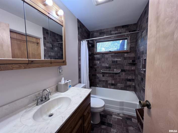 88 DAKOTA Road, Carbondale, Illinois 62902, 3 Bedrooms Bedrooms, 0 ,3 BathroomsBathrooms,Residential,For Sale,DAKOTA,0,RMAEB456205