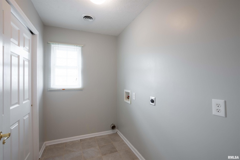 1500 APACHE Drive, Marion, Illinois 62959, 3 Bedrooms Bedrooms, 0 ,2 BathroomsBathrooms,Residential,For Sale,APACHE,0,RMAEB455123