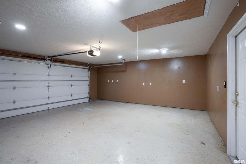 1500 APACHE Drive, Marion, Illinois 62959, 3 Bedrooms Bedrooms, 0 ,2 BathroomsBathrooms,Residential,For Sale,APACHE,0,RMAEB455123