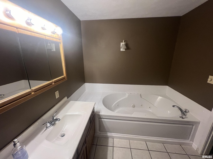 1602 Carmie Lane, Marion, Illinois 62959, 4 Bedrooms Bedrooms, 0 ,2 BathroomsBathrooms,Residential,For Sale,Carmie,0,RMAEB455456