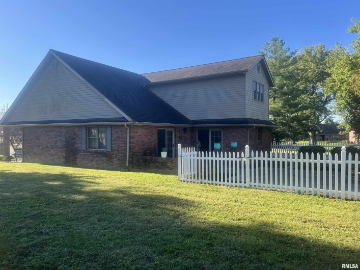 1602 Carmie Lane, Marion, Illinois 62959, 4 Bedrooms Bedrooms, 0 ,2 BathroomsBathrooms,Residential,For Sale,Carmie,0,RMAEB455456