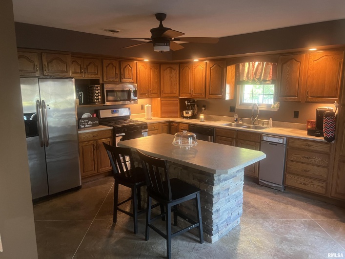 1602 Carmie Lane, Marion, Illinois 62959, 4 Bedrooms Bedrooms, 0 ,2 BathroomsBathrooms,Residential,For Sale,Carmie,0,RMAEB455456