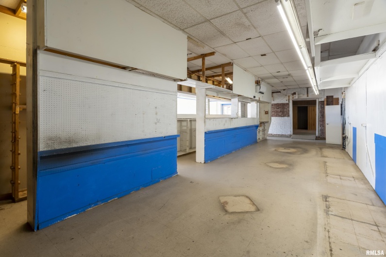 300 ILLINOIS Avenue, Carbondale, Illinois 62901, 0 , 0 ,0,Commercial Sale,For Sale,ILLINOIS,0,RMAEB456463
