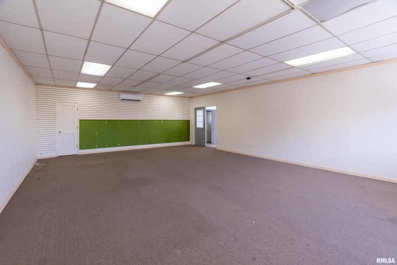 300 ILLINOIS Avenue, Carbondale, Illinois 62901, 0 , 0 ,0,Commercial Sale,For Sale,ILLINOIS,0,RMAEB456463