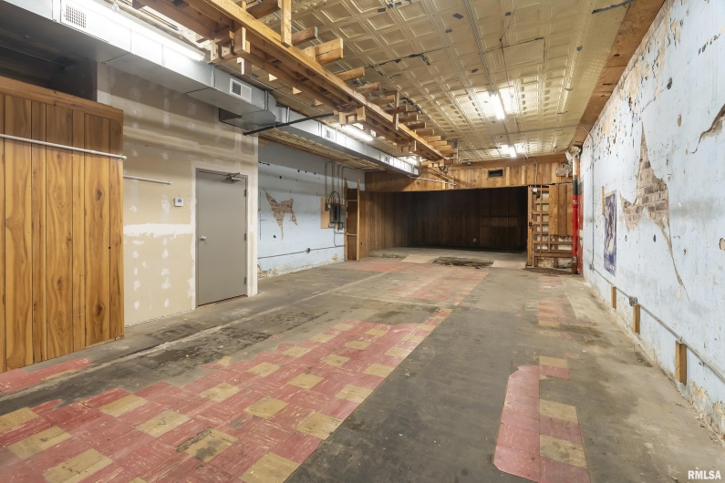 300 ILLINOIS Avenue, Carbondale, Illinois 62901, 0 , 0 ,0,Commercial Sale,For Sale,ILLINOIS,0,RMAEB456463