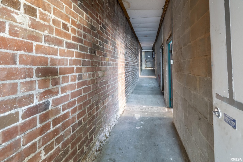 300 ILLINOIS Avenue, Carbondale, Illinois 62901, 0 , 0 ,0,Commercial Sale,For Sale,ILLINOIS,0,RMAEB456463