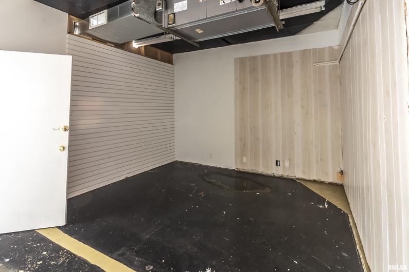 300 ILLINOIS Avenue, Carbondale, Illinois 62901, 0 , 0 ,0,Commercial Sale,For Sale,ILLINOIS,0,RMAEB456463