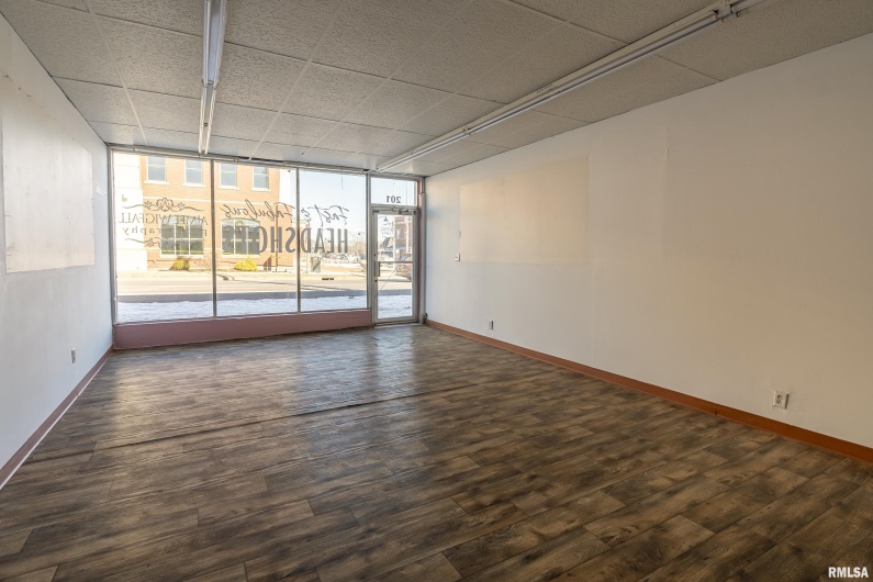 300 ILLINOIS Avenue, Carbondale, Illinois 62901, 0 , 0 ,0,Commercial Sale,For Sale,ILLINOIS,0,RMAEB456463