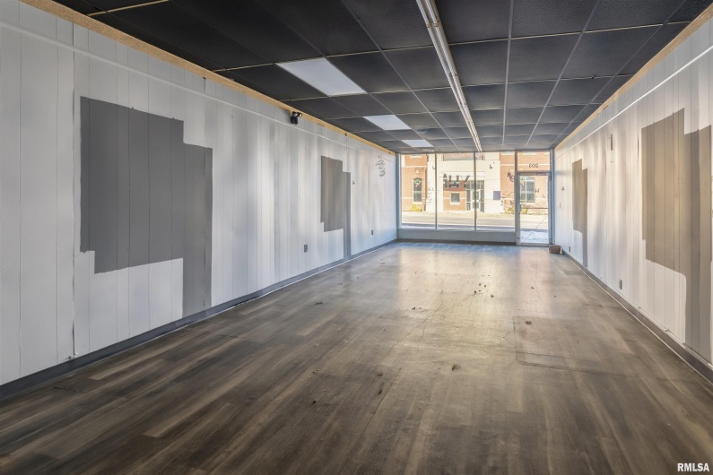 300 ILLINOIS Avenue, Carbondale, Illinois 62901, 0 , 0 ,0,Commercial Sale,For Sale,ILLINOIS,0,RMAEB456463